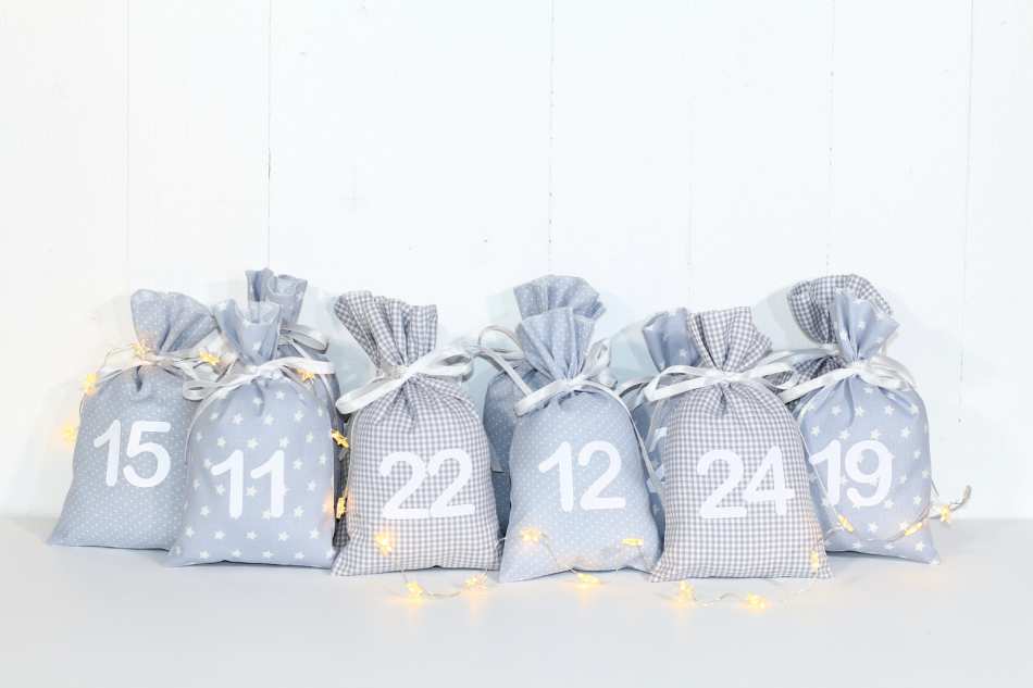 Adventskalender mit 24 Säckchen - grau