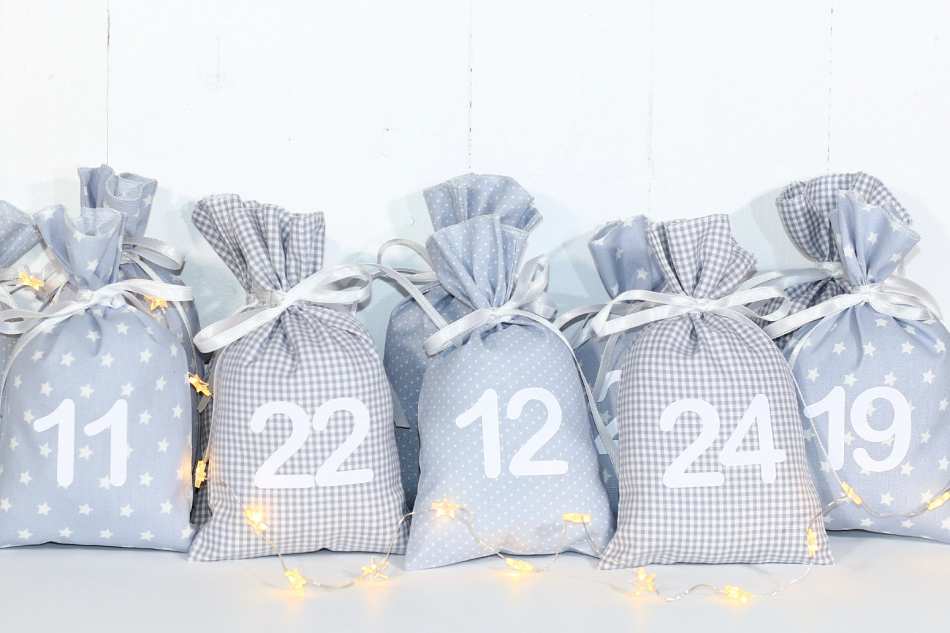 Adventskalender mit 24 Säckchen - grau