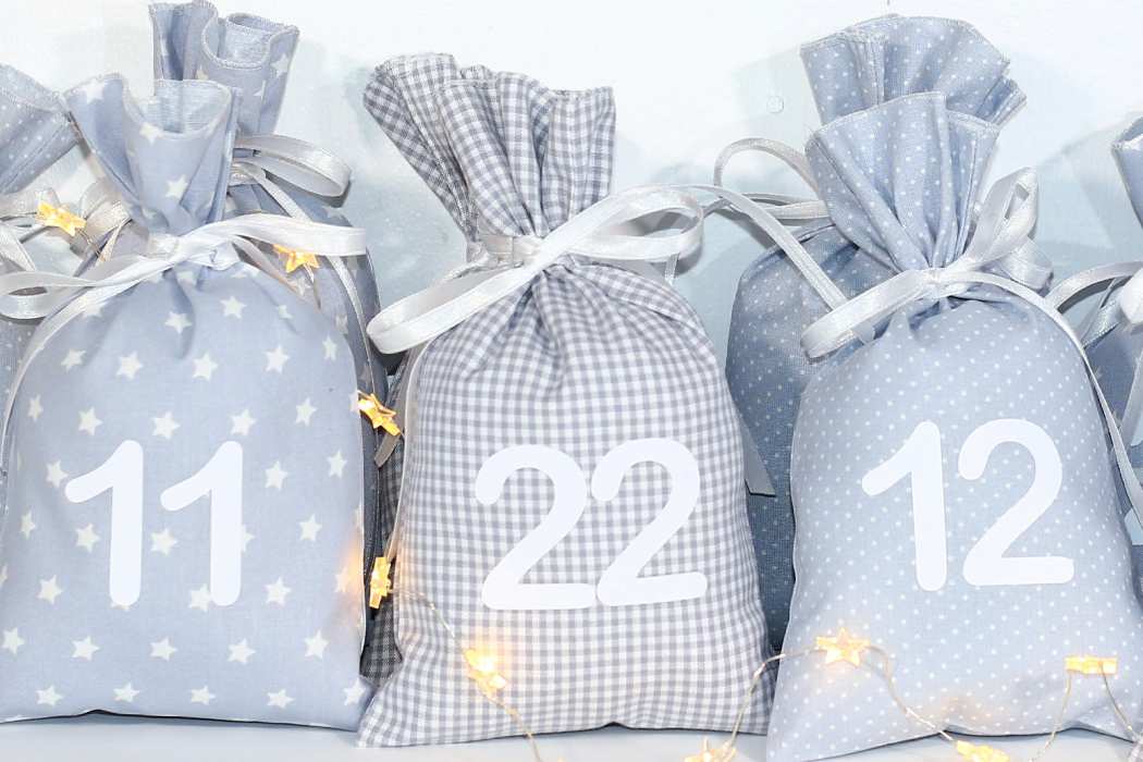 Adventskalender mit 24 Säckchen - grau